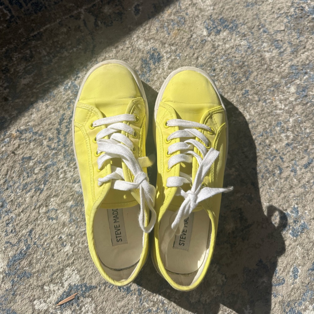Steve Madden Platform Sneakers - Size 6US. Stylish and perfect for any occasion.